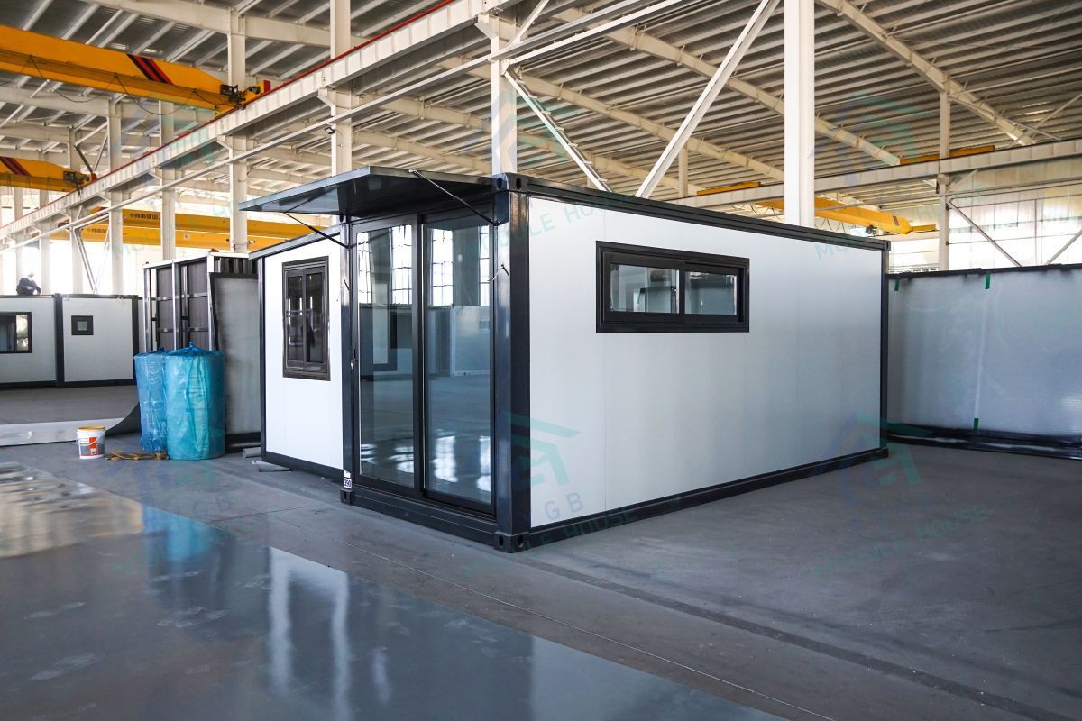 Casa de contenidors expandible unilateral